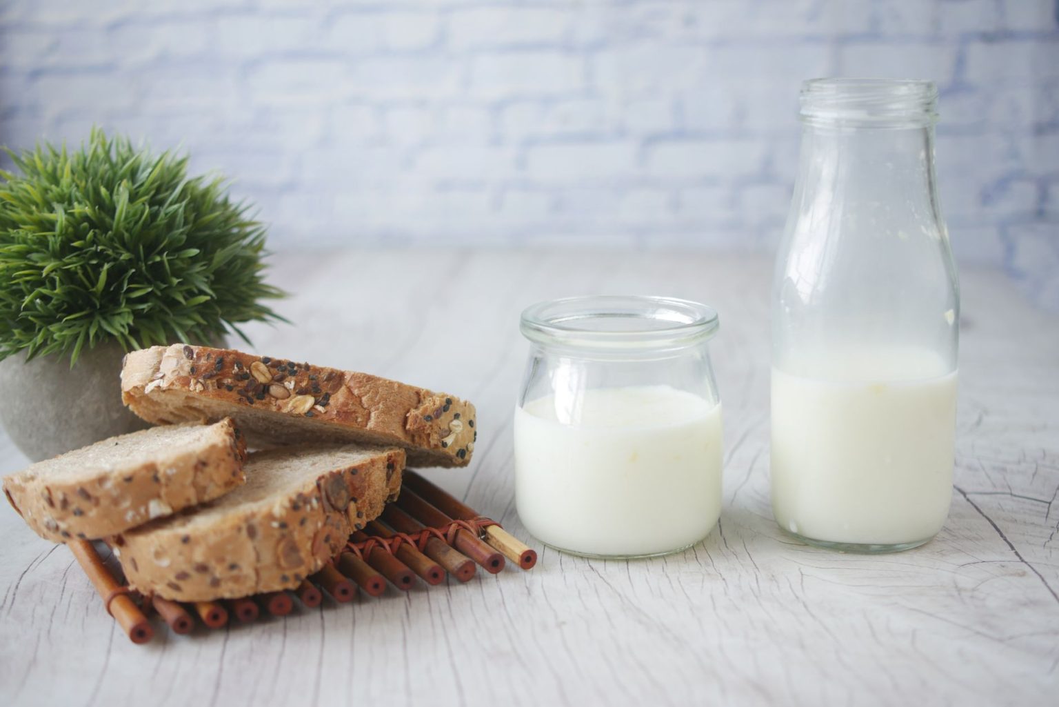 How Long Does Oat Milk Last in the Fridge? (Storage Guide) - Mama ...
