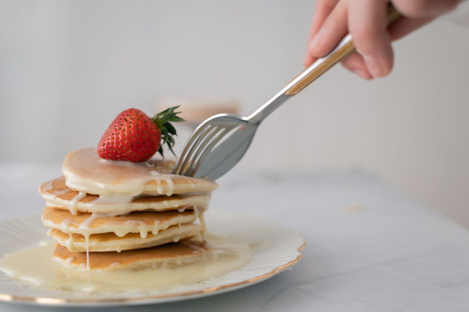 Is Honey Better Than Maple Syrup? (Key Differences & Uses) - Mama ...