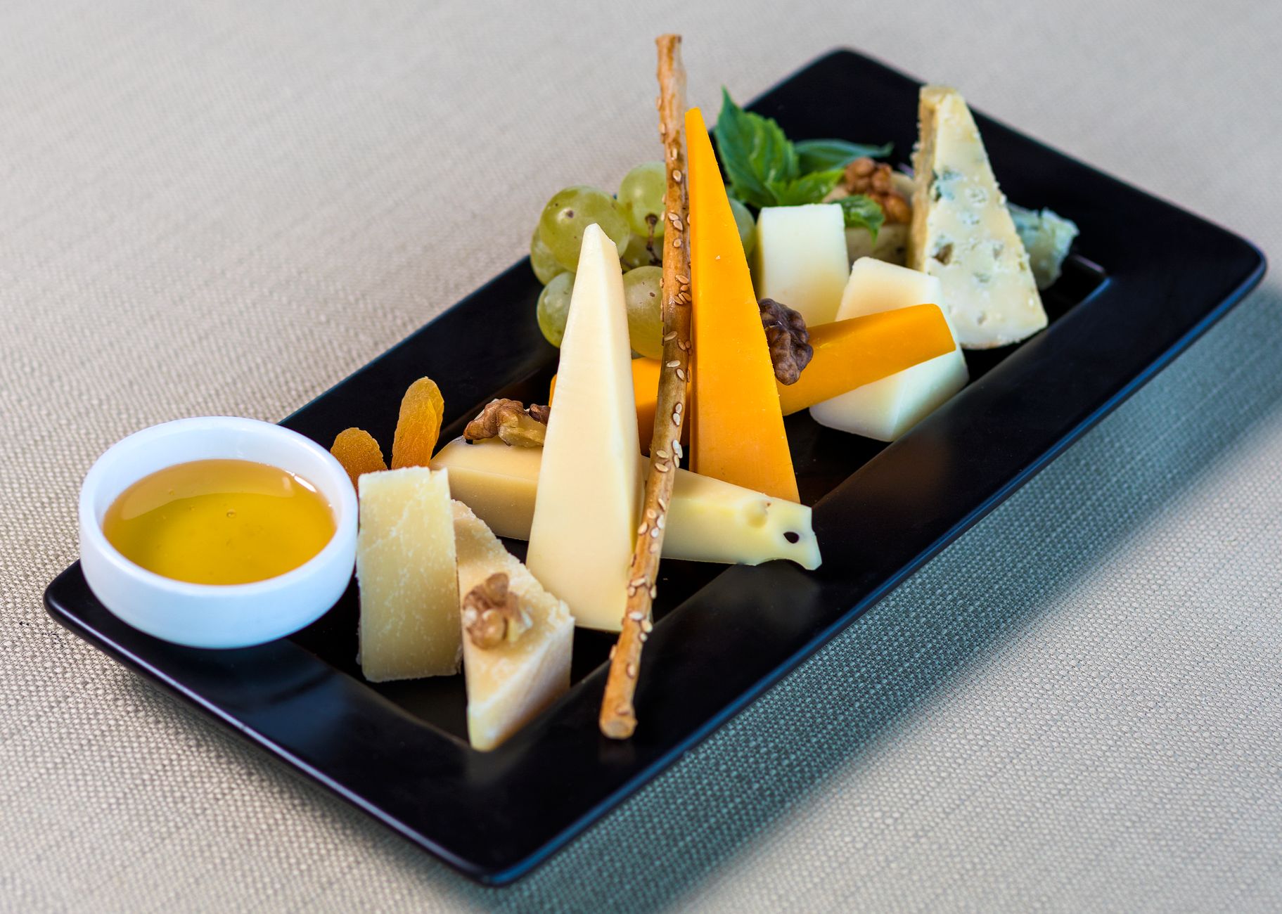 Is Goat Cheese Better Than Cow Cheese? (Key Differences) - Mama Secret ...
